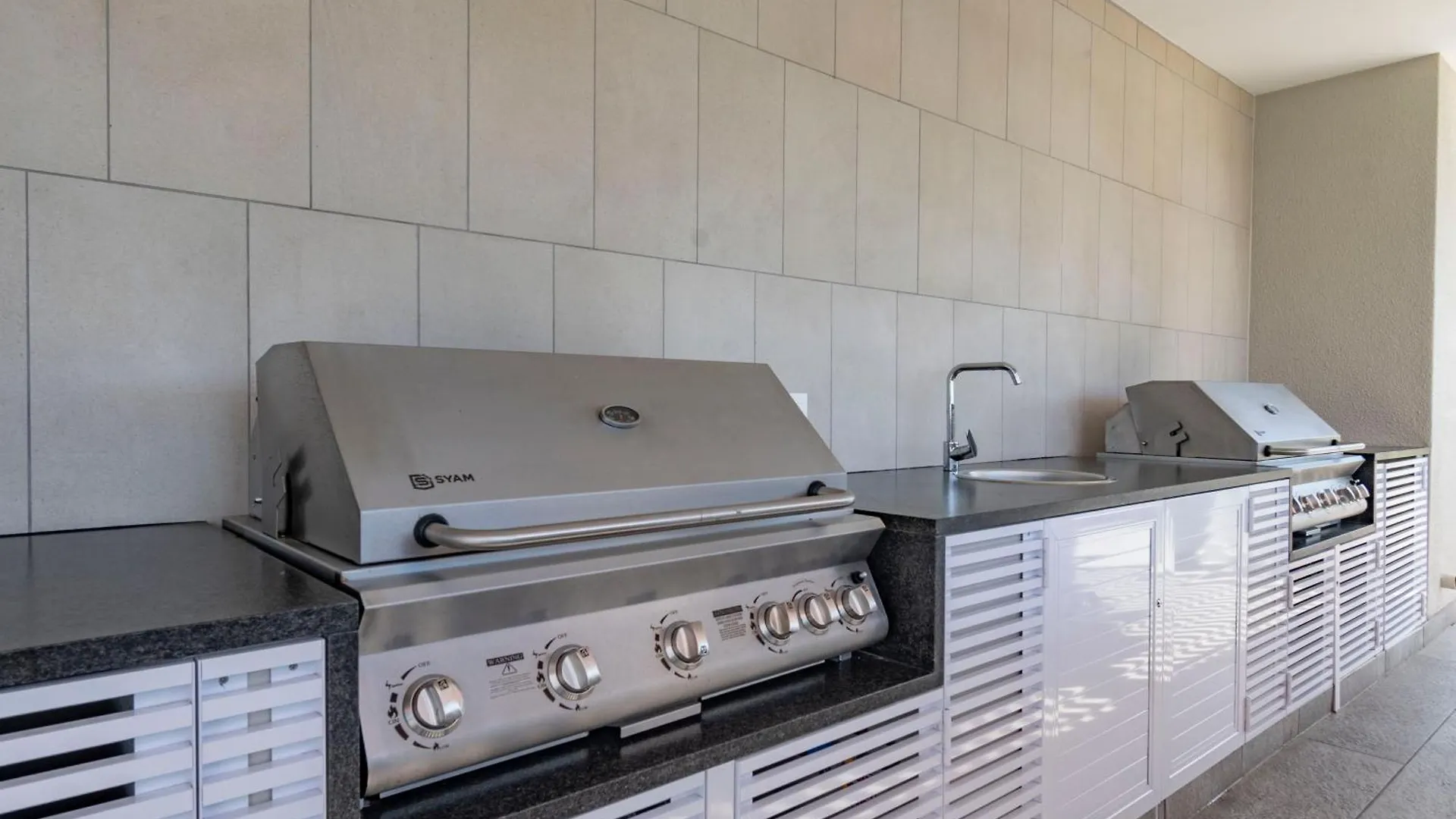 Sky-High Comfort At The Rubik Cape Town Daire