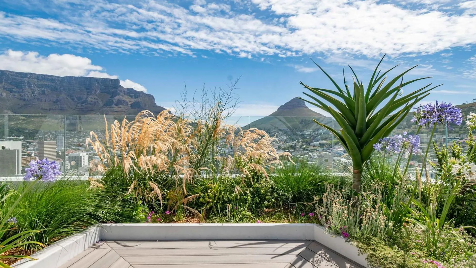 Sky-High Comfort At The Rubik Cape Town Apartment