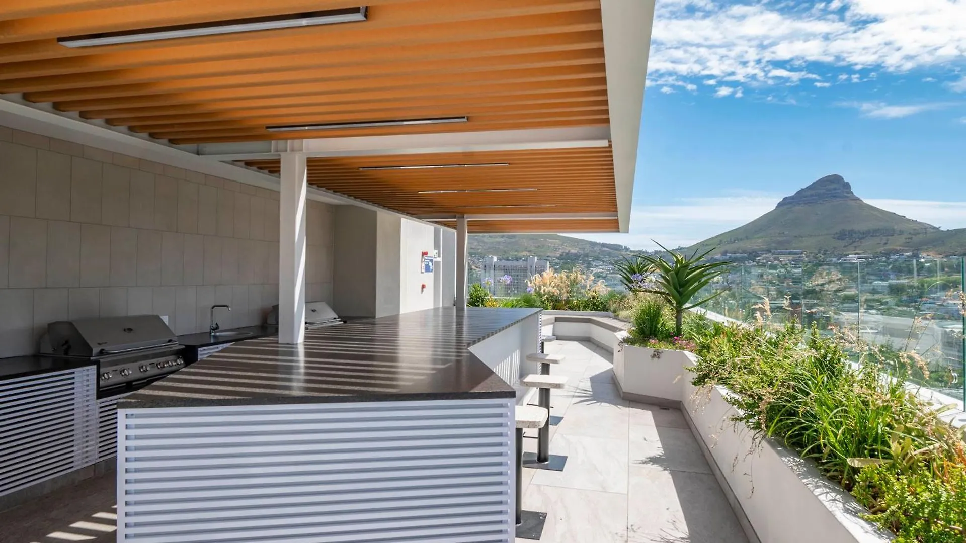 Sky-High Comfort At The Rubik Cape Town Apartment