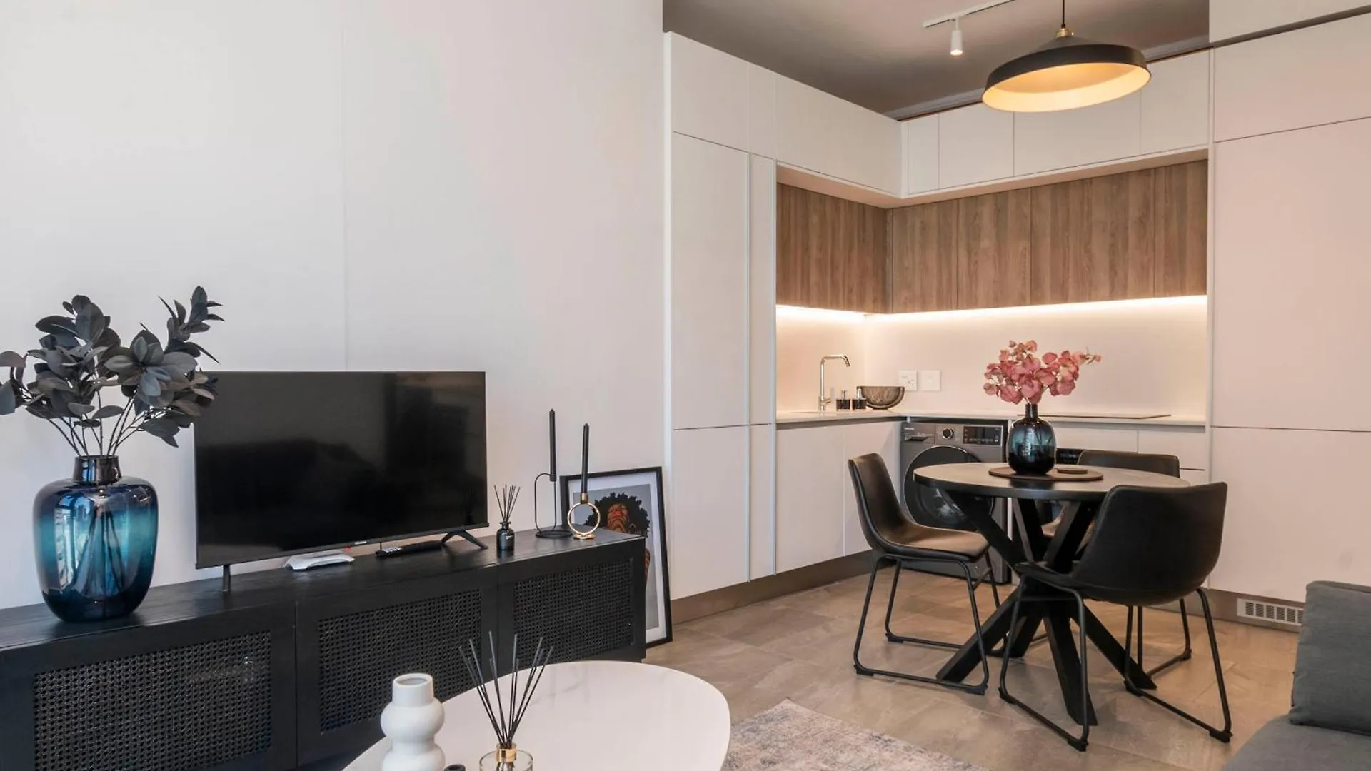 Sky-High Comfort At The Rubik Cape Town Apartment